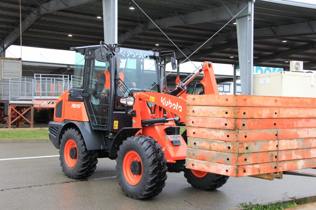 kubota-r070-wheel-loader-forks-full-load
