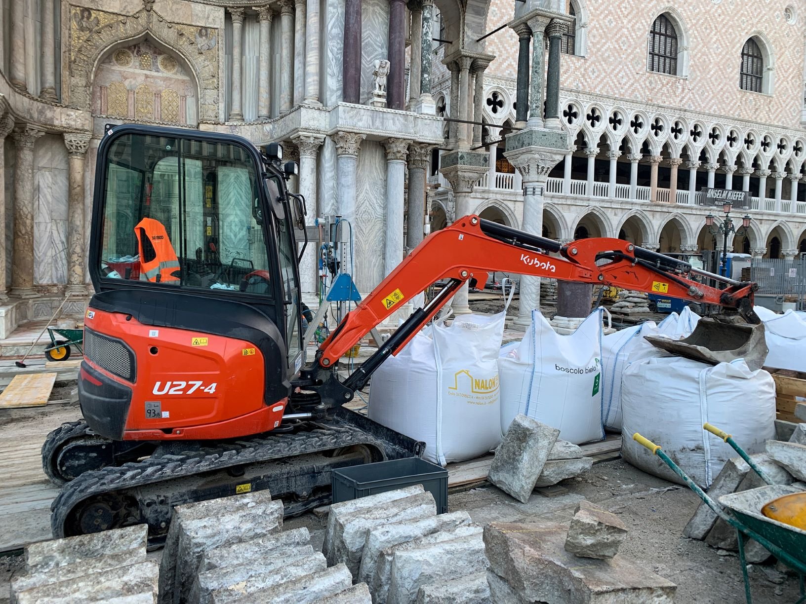 Kubota-U27-4 basilica san Marco Venezia web