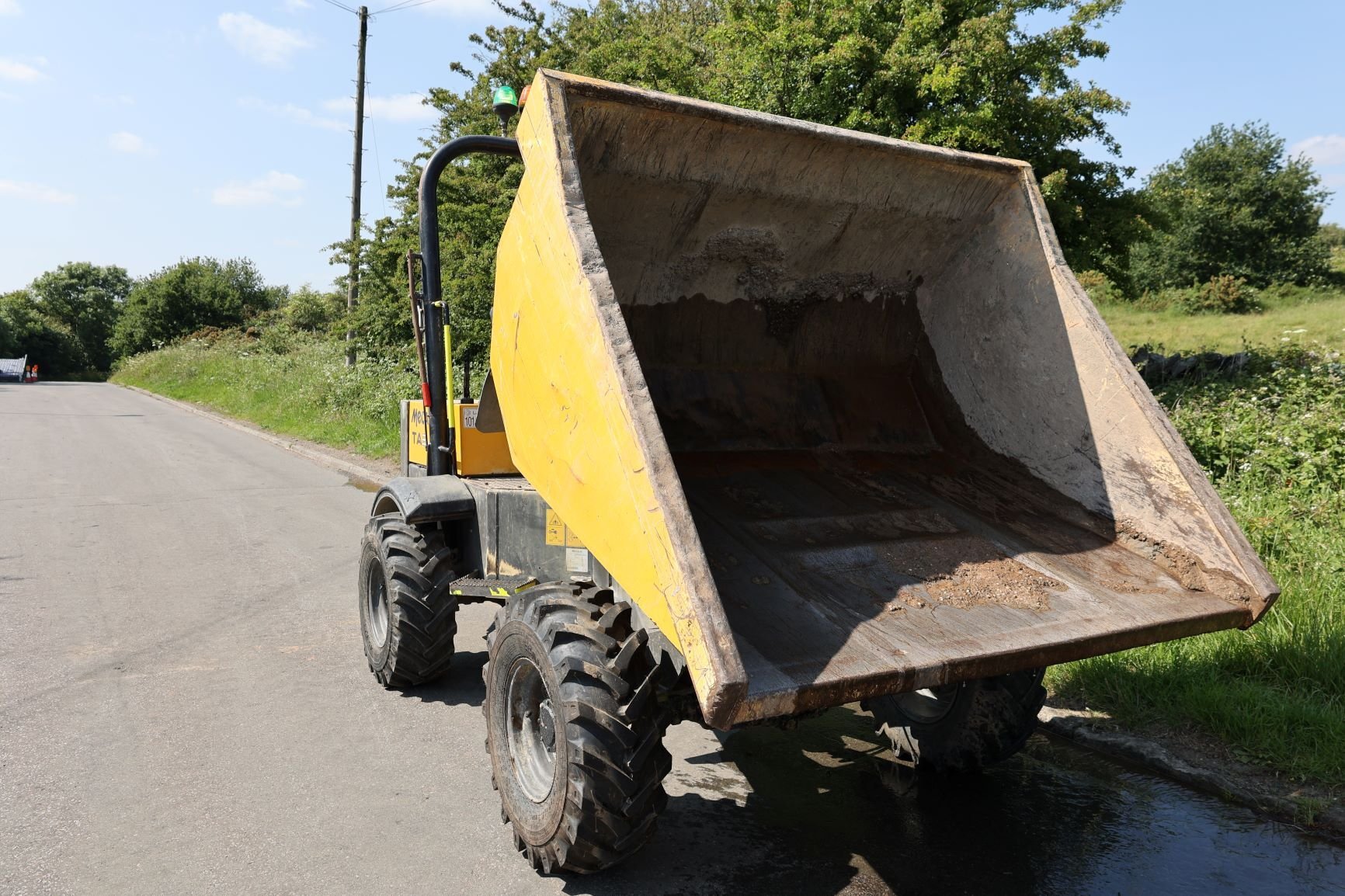 Mecalac TA3h 8415 right front skip