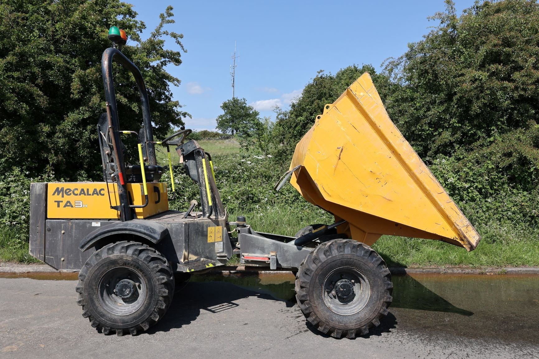Mecalac TA3h 8415 right side skip forward