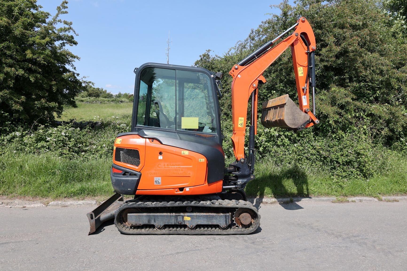 11048627 Kubota KX027-4 right side with arm in the air