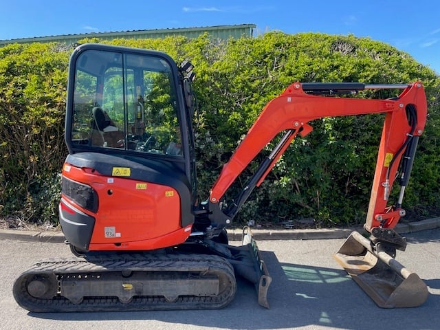 kubota 3 ton digger, model U27-4 year 2020 for sale. side on with ditching bucket attached to arm